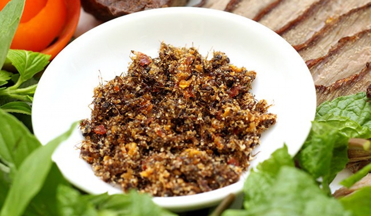 Muối kiến vàng, thức chấm không thể thiếu trong các món ăn ngày xuân của người Jrai