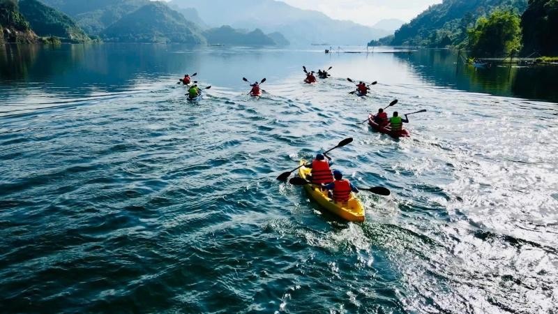 Lần đầu tiên đua thuyền Kayak trên sông Đà
