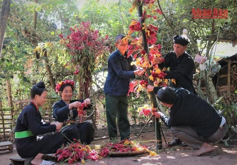 Unique cockscomb flower festival of Cong ethnic people in Dien Bien