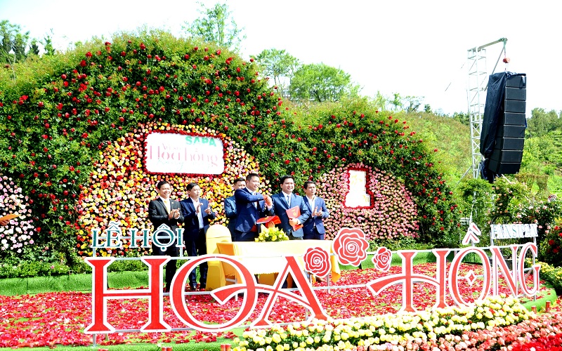 Lào Cai: Lễ hội hoa hồng thu hút hơn 30 nghìn lượt du khách đến Sa Pa