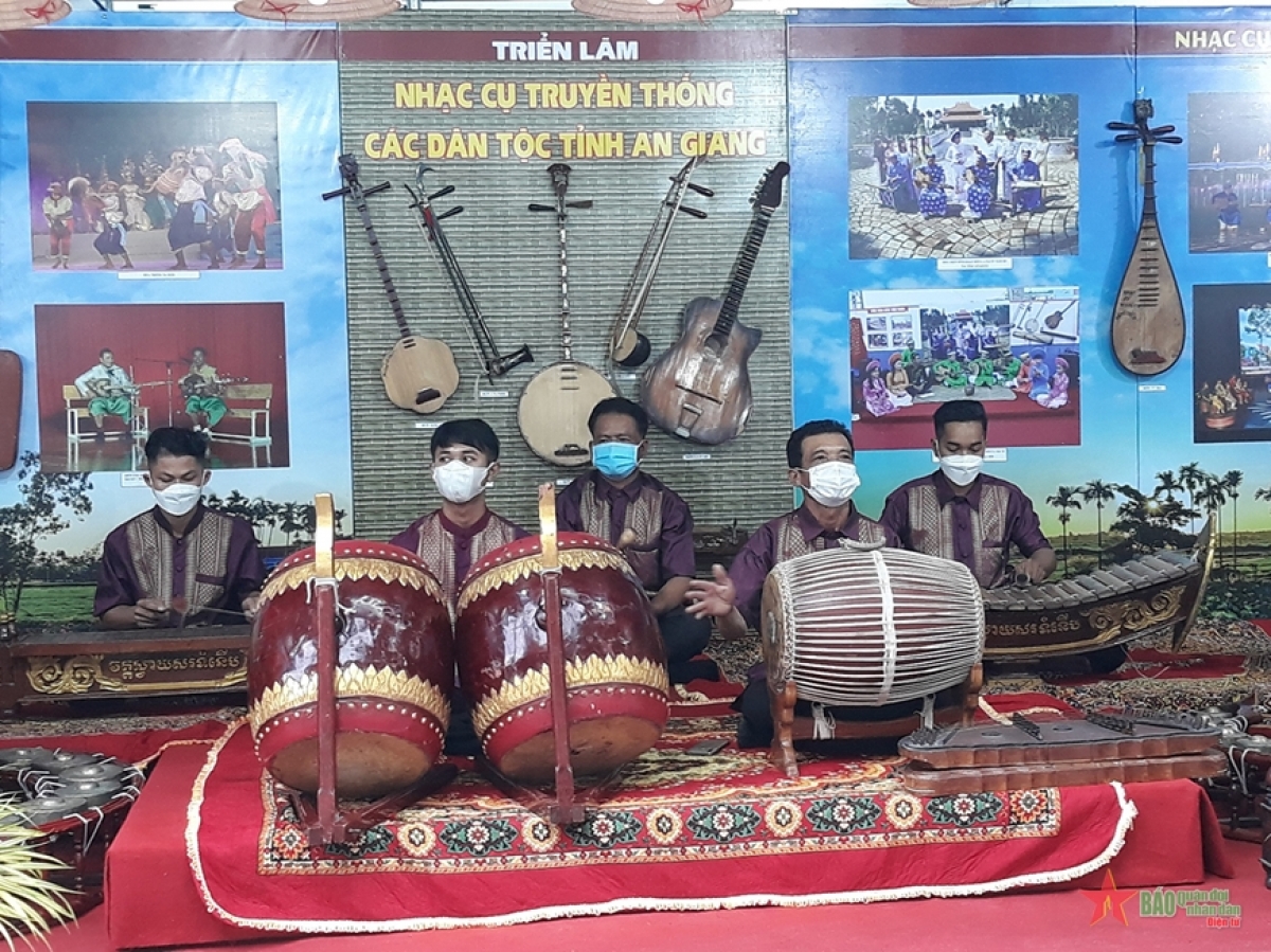 Traditional musical instruments of ethnic groups on display in Can Tho