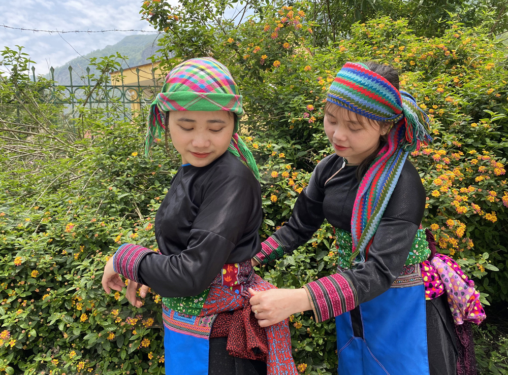 Lào Cai: Độc đáo trang phục người Mông trắng Bát Xát