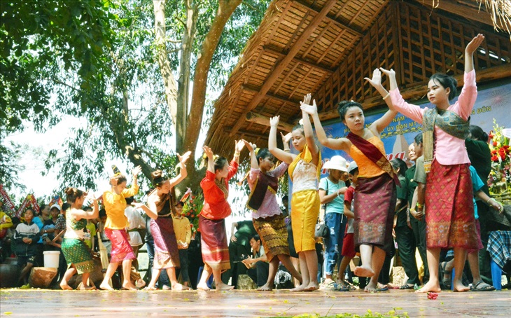 Cuộc thiên di và nét văn hóa của người Lào ở huyện Buôn Đôn