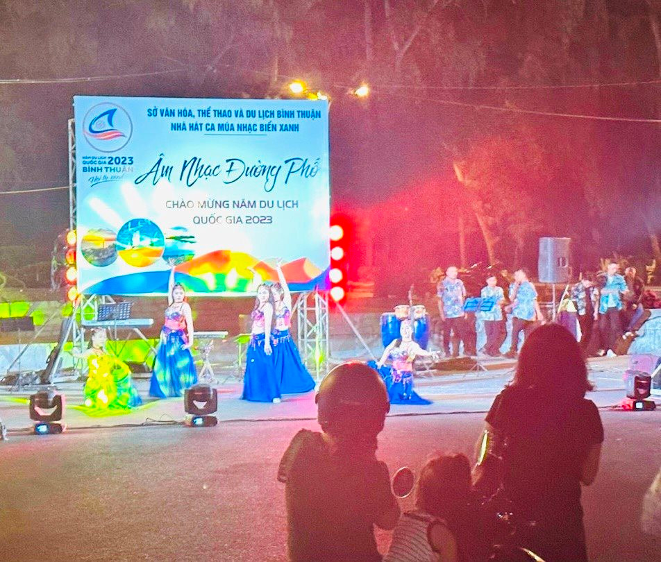 Biểu diễn âm nhạc đường phố tại Phan Thiết - Bình Thuận
