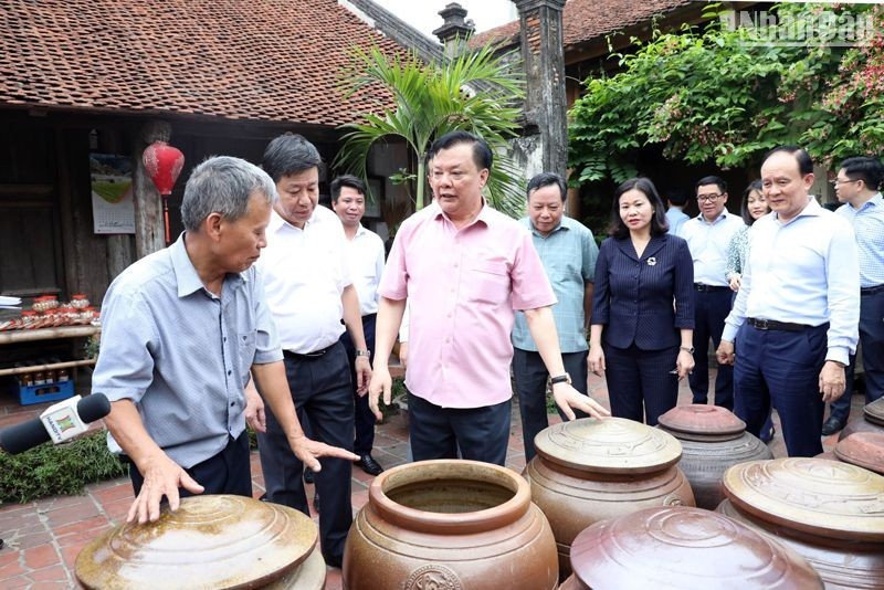 Secretary of Hanoi Party Committee surveys conservation of Duong Lam ancient village