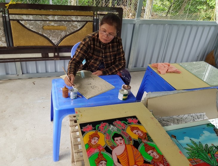 Khmer glass painting, a unique craft in Soc Trang province
