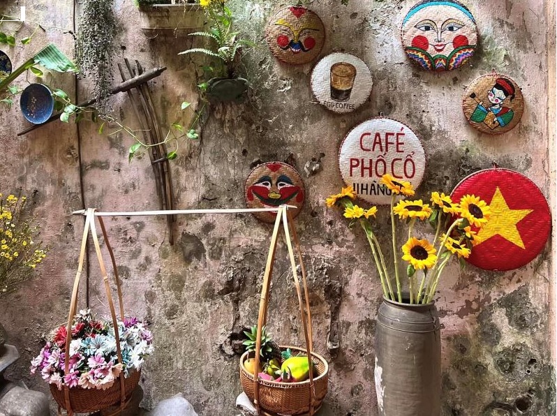 Snacking in alleys of Ha Noi's Old Quarter