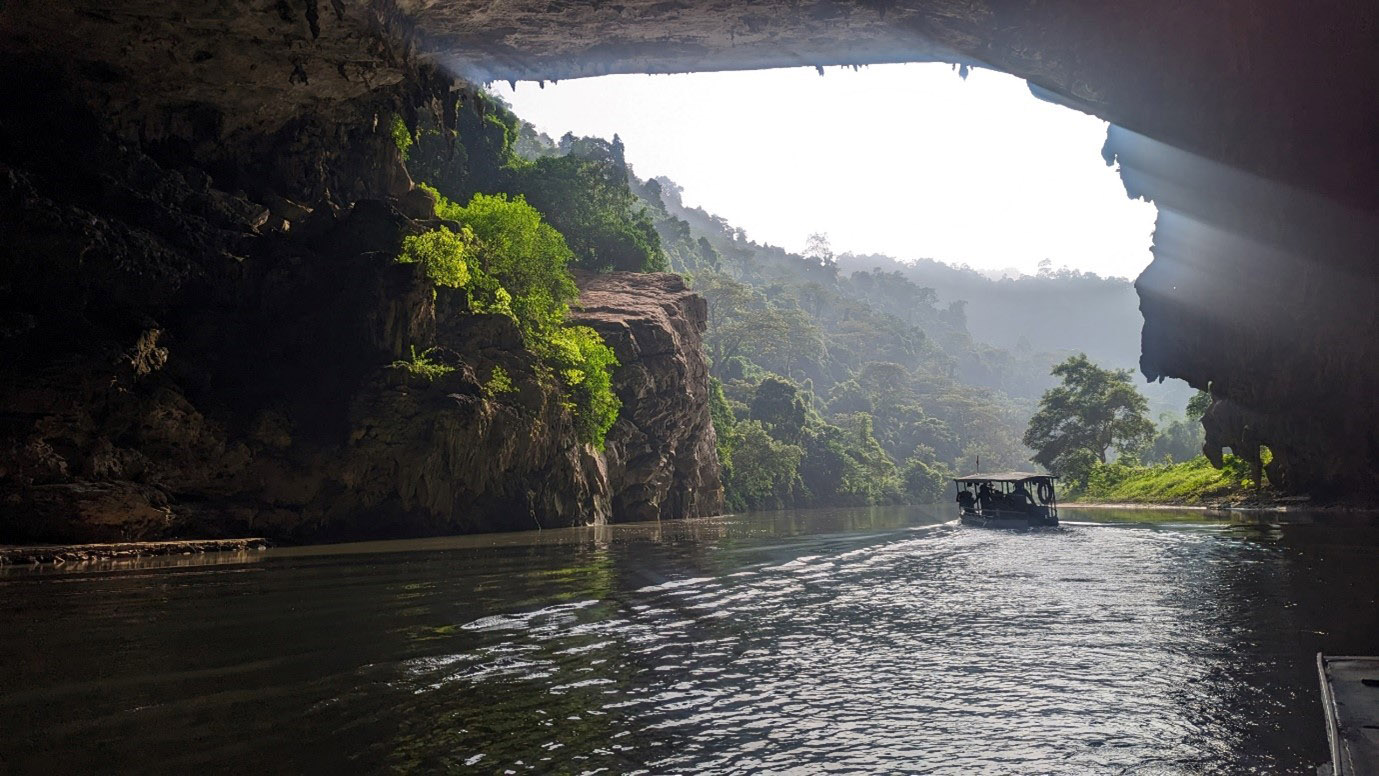 Exploring Puong Cave in Bac Kan Province