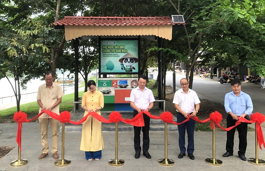 Inaugurating 5 waiting lounges and free water stations at tourist destinations in Thua Thien Hue