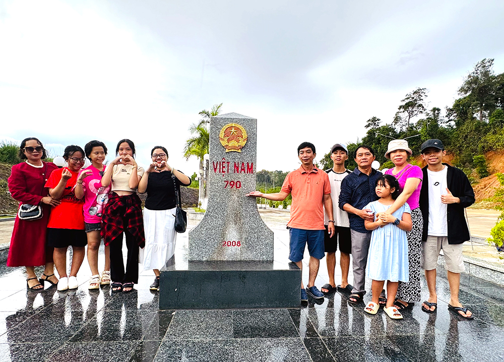 Đến ngã ba biên giới Việt Nam - Lào - Campuchia