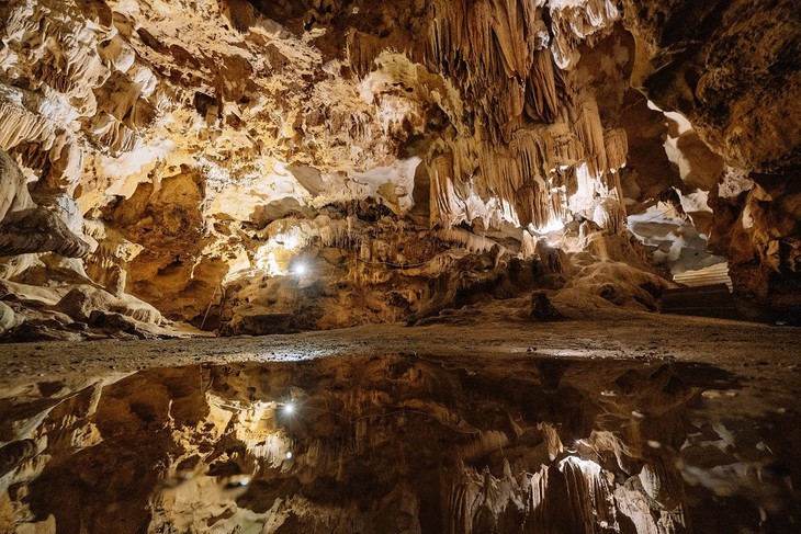 Cat Ba archipelago possesses amazing caves