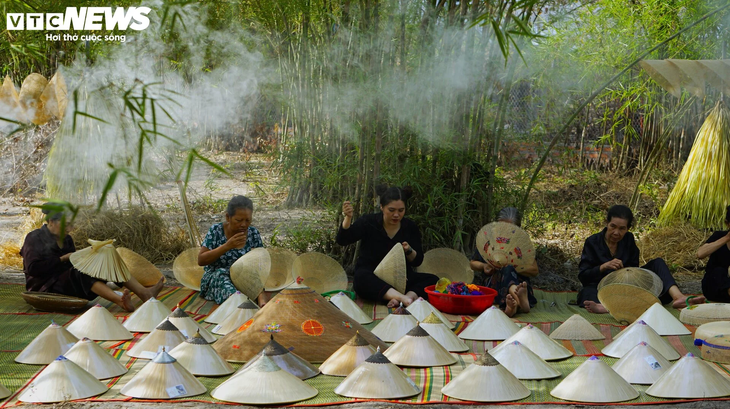 Phu Gia conical hat craft village honored as National Intangible Cultural Heritage