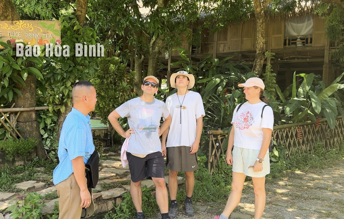 Thai village (Hoa Binh) charms foreign visitors