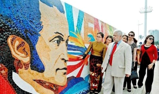 Une mosaïque en céramique du Venezuela inaugurée à Ha Noi