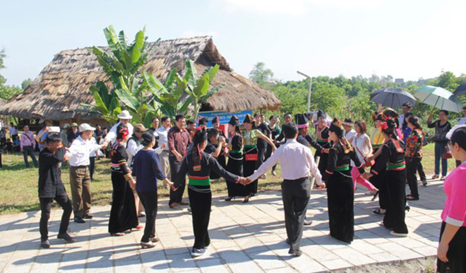 "Salut le Nouvel An 2017" au Village culturel et touristique des ethnies du Viet Nam