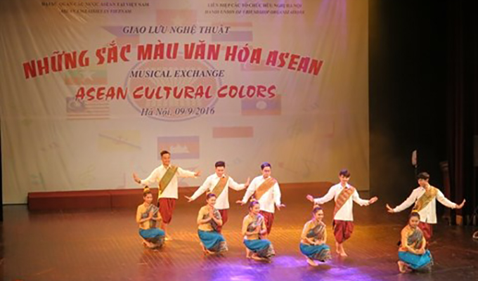 ASEAN: des chants et des danses présentés à Ha Noi