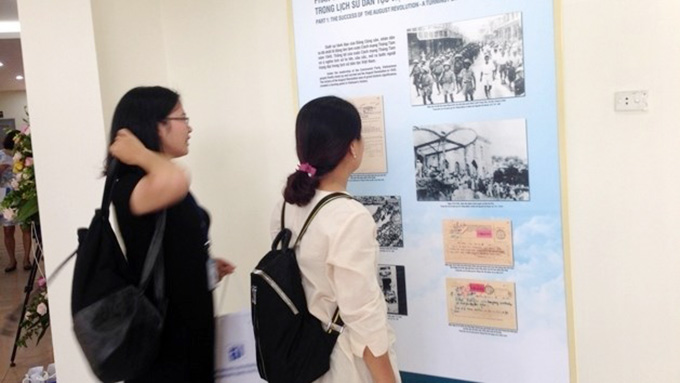 Exposition de la collection de décrets du Président Hô Chi Minh