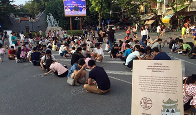 Des jeux traditionnels dans les rues piétonnes à Ha Noi
