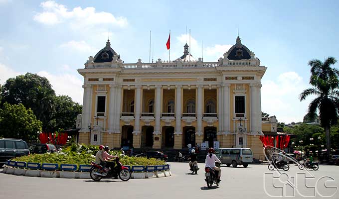 Ha Noi Opera House opens for tourists