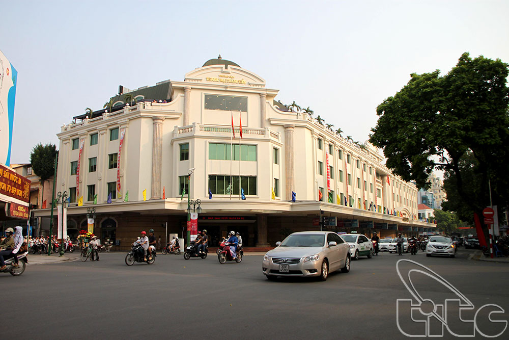 Young Ha Noi enthusiasts hold cycling event to explore city
