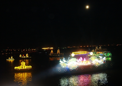 Fête d'illumination de bateaux touristiques à Hô Chi Minh-Ville
