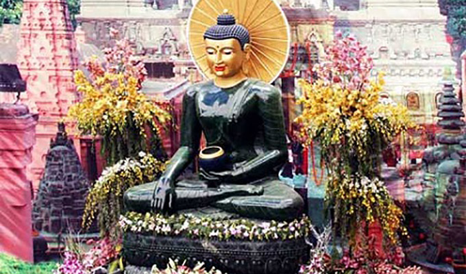 Quang Binh reçoit la statue du Bouddha de Jade pour la paix universelle 