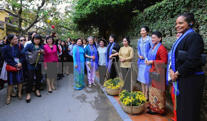 APEC 2017: Les épouses découvrent un Viet Nam séduisant et attachant