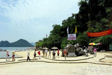 Khách du lịch đến Quảng Ninh tăng trong 5 tháng đầu năm 2014