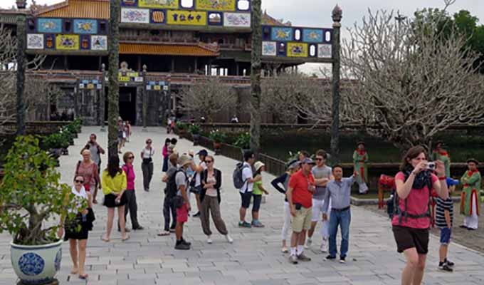 De nombreux touristes affluent à Hue à l'occasion du Nouvel An 2016