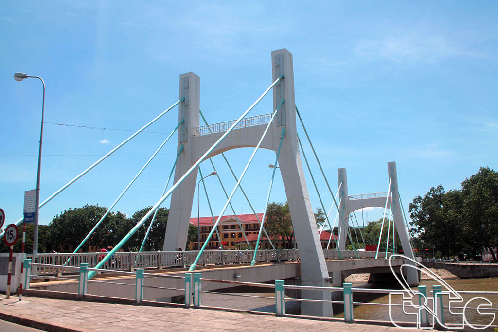 Cầu Lê Hồng Phong trên sông Cà Ty