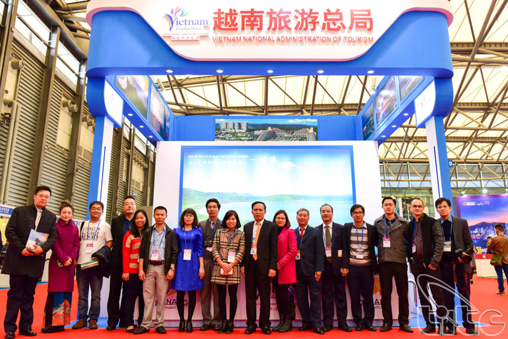 Phó Tổng cục trưởng Ngô Hoài Chung và đoàn công tác của TCDL chụp ảnh lưu niệm cùng đại diện  các doanh nghiệp tham dự Hội chợ CITM 2016