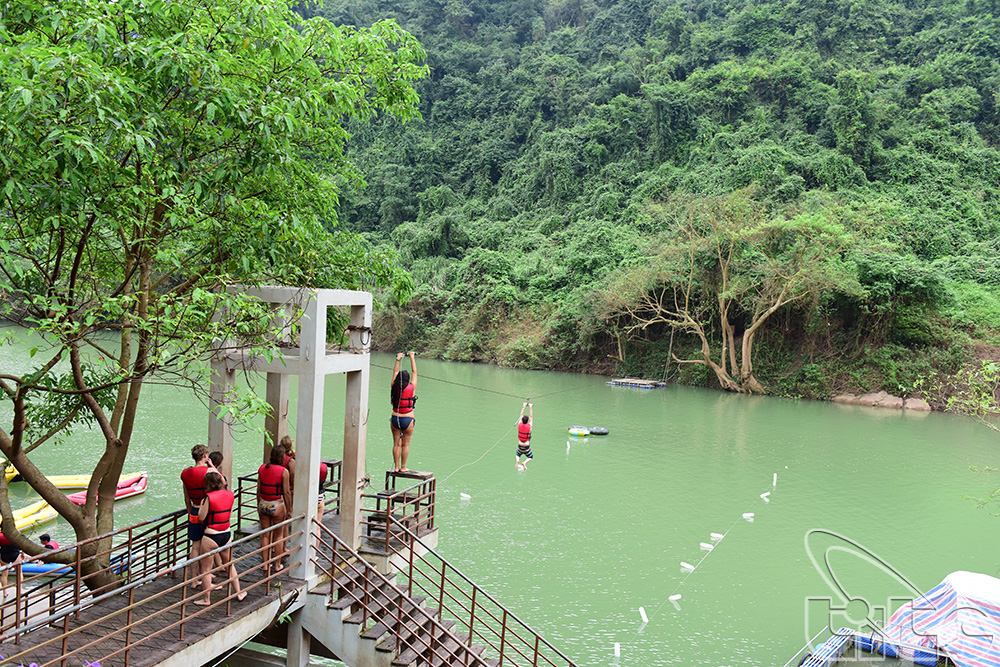 Khảo sát dịch vụ du lịch đu dây zipline khám phá sông Chày - hang Tối (Quảng Bình)