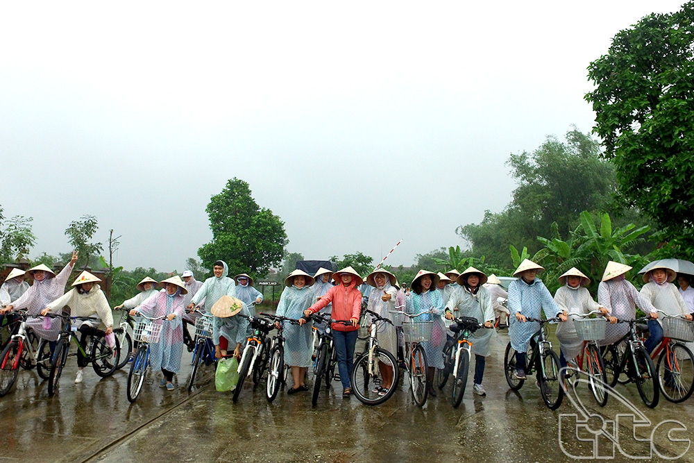 Đoàn khảo sát tham quan làng cổ Thủy Biều (Huế) bằng xe đạp
