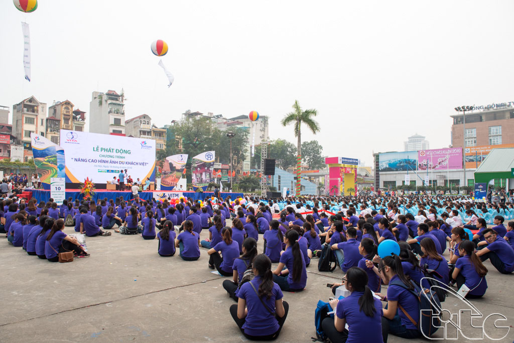Hàng nghìn sinh viên tham gia buổi lễ phát động chiến dịch nâng cao hình ảnh du khách Việt