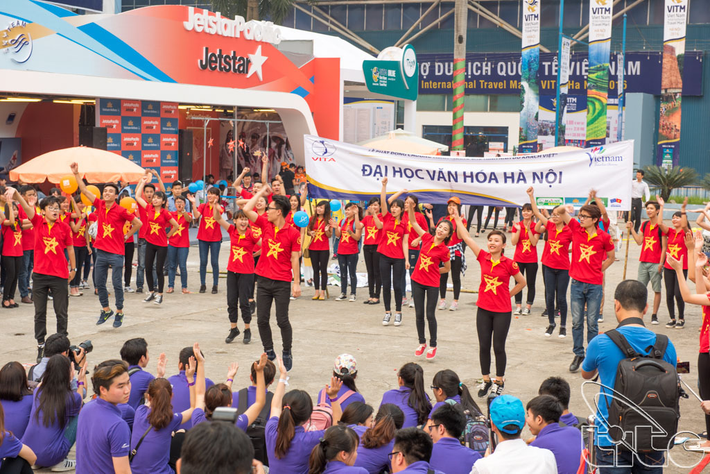 Sinh viên Đại học Văn hóa tham gia lễ phát động chiến dịch nâng cao hình ảnh du khách Việt