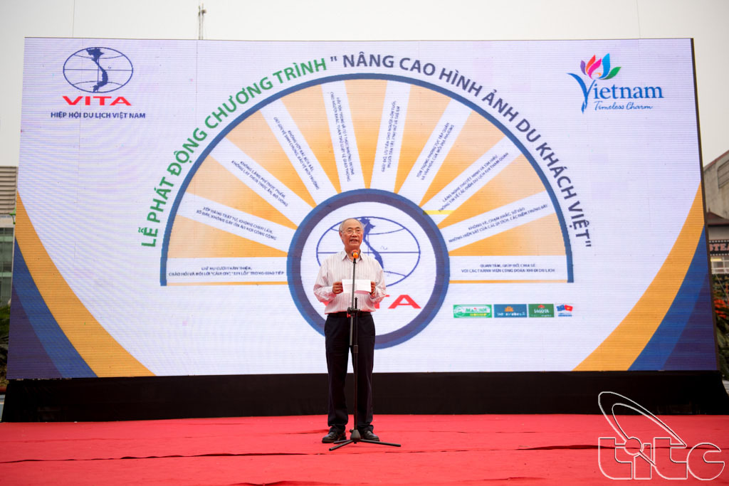 Ông Vũ Thế Bình - Đại diện Hiệp hội Du lịch Việt Nam phát biểu tại lễ phát động chiến dịch nâng cao hình ảnh du khách Việt