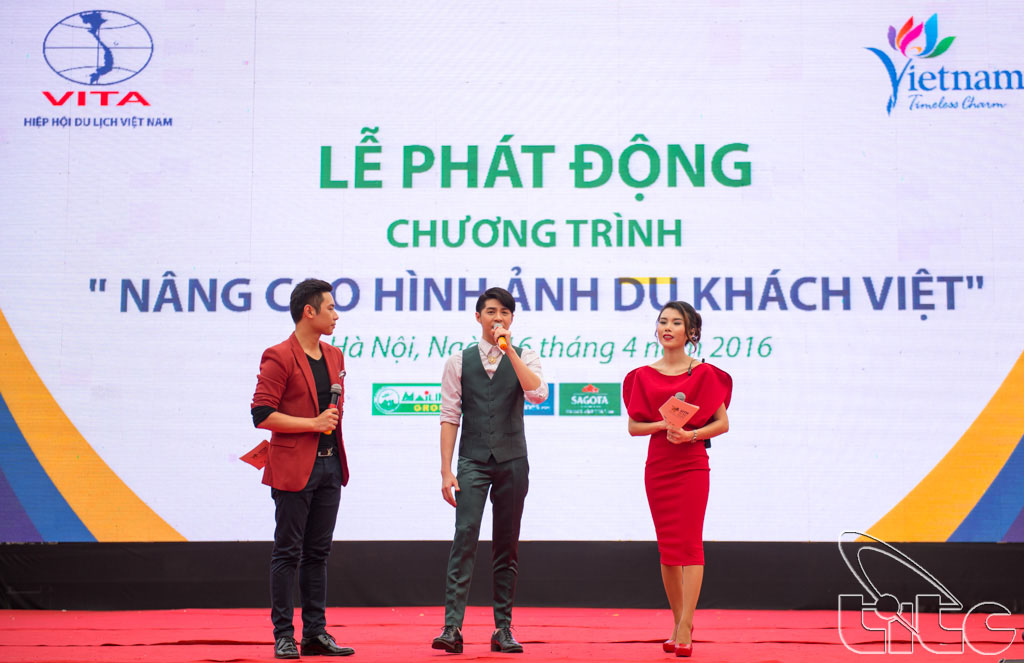 Ca sĩ Noo Phước Thịnh tham gia lễ phát động chiến dịch nâng cao hình ảnh du khách Việt