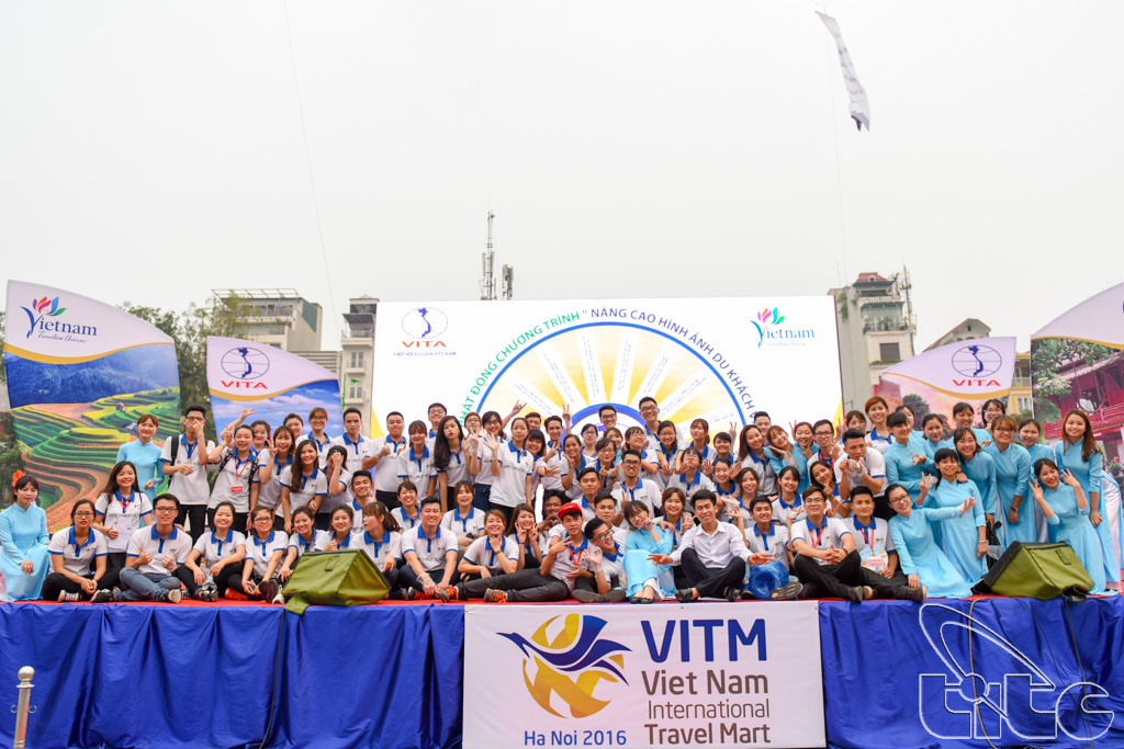 Sinh viên khoa Du lịch, Viện Đại học Mở chụp ảnh lưu niệm tại lễ phát động chiến dịch nâng cao hình ảnh du khách Việt