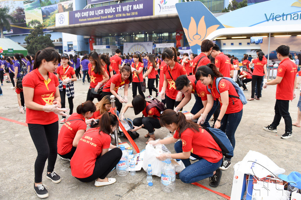 Sinh viên trường Đại học Văn hóa nhặt rác - một hành động cụ thể để hưởng ứng lễ phát động chiến dịch nâng cao hình ảnh du khách Việt
