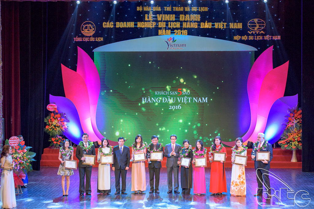 Lễ vinh danh các doanh nghiệp du lịch hàng đầu Việt Nam năm 2016 (Ảnh: Anh Dũng, Hương Lê)