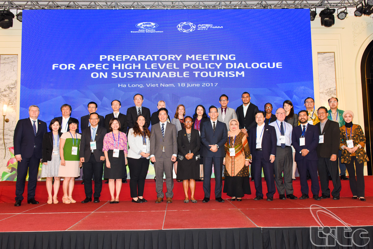 Các đại biểu chụp ảnh lưu niệm tại Phiên họp trù bị cho Đối thoại chính sách cao cấp APEC về Du lịch bền vững 2017