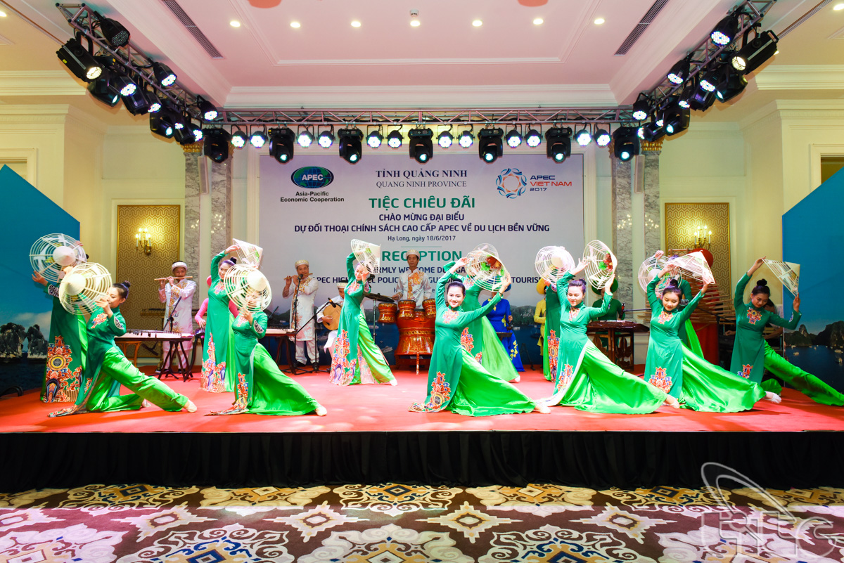 Một tiết mục văn nghệ tại Tiệc chiêu đãi chào mừng các đại biểu dự Đối thoại chính sách cao cấp APEC về Du lịch bền vững 2017 do UBND tỉnh Quảng Ninh tổ chức