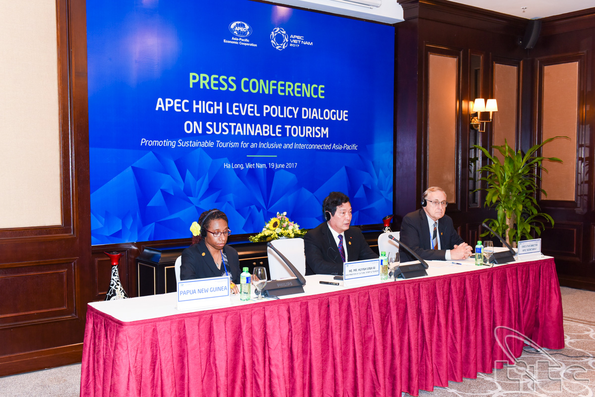Chủ tọa buổi Họp báo quốc tế Đối thoại chính sách cao cấp APEC về Du lịch bền vững 2017