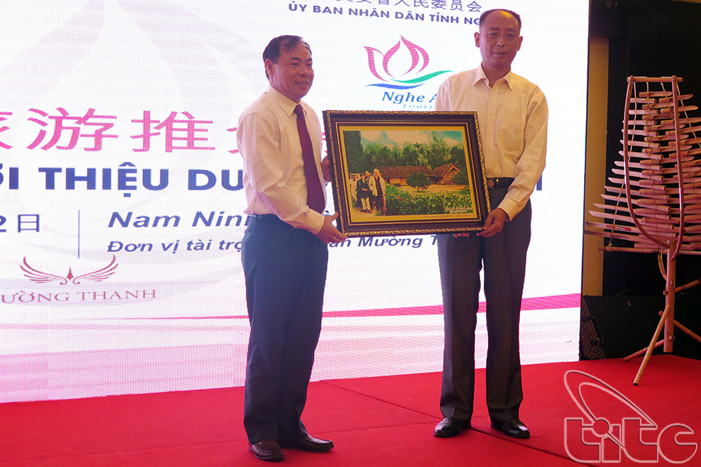 Ông Nguyễn Mạnh Cường, Giám đốc Sở Du lịch Nghệ An, tặng quà lưu niệm cho đại diện Cục Du lịch Nam Ninh