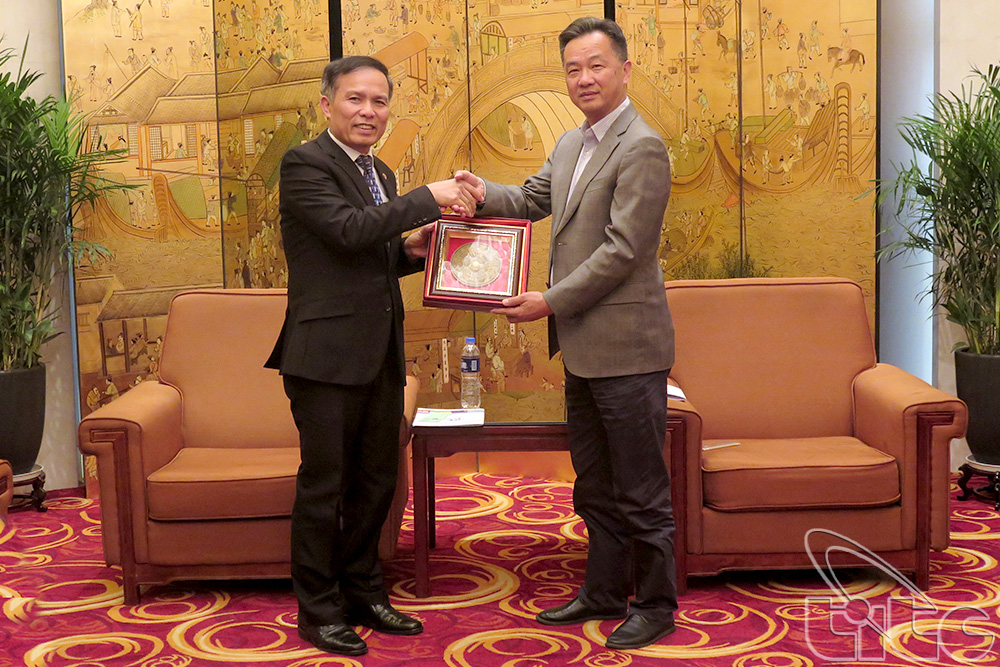 Phó Tổng cục trưởng Ngô Hoài Chung tặng quà lưu niệm ông Ngô Quần Vị