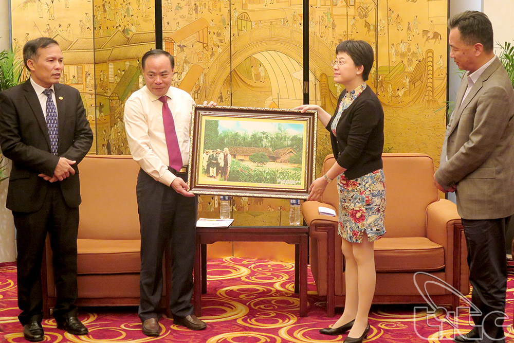 Ông Nguyễn Mạnh Cường, Giám đốc Sở Du lịch Nghệ An, tặng quà lưu niệm cho đại diện lãnh đạo Ủy ban phát triển Du lịch TP. Nam Kinh