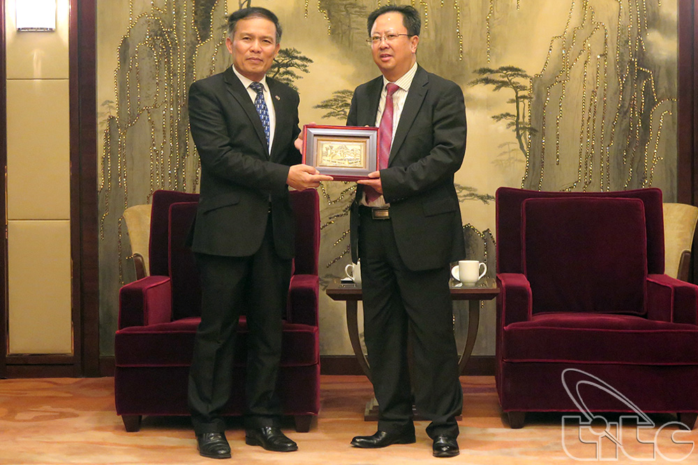 Phó Tổng cục trưởng Ngô Hoài Chung tặng quà lưu niệm ông Từ Kiện Dân