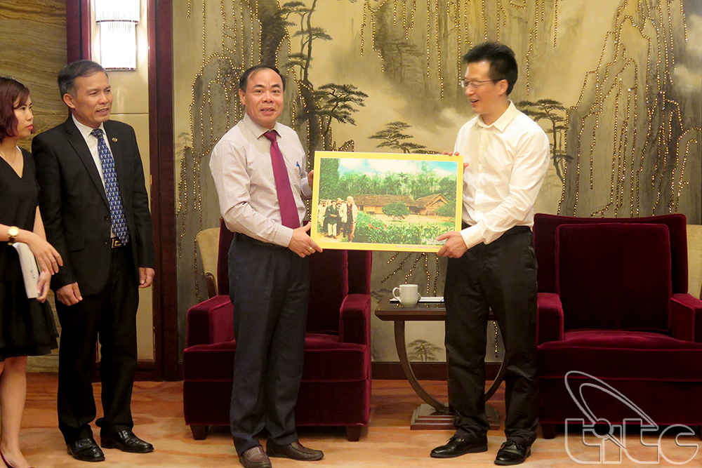 Ông Nguyễn Mạnh Cường, Giám đốc Sở Du lịch Nghệ An, tặng quà lưu niệm cho Ông Tất Diên Trường Kiện - Cục trưởng Cục Du lịch TP. Hợp Phì
