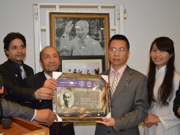Le Président Ho Chi Minh honoré lors d'un séminaire en Egypte 
