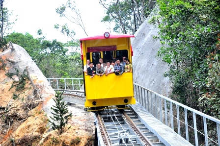 Inauguration du premier train de montagne au Vietnam 